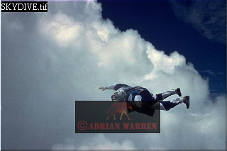 Skydiving, Adrian Warren, aerialballoon03.jpg 
320 x 213 compressed image 
(43,409 bytes)