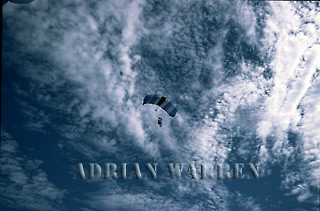 Parachuting, aerialballoon06.jpg 
320 x 211 JPEG-compressed image 
(29,825 bytes)