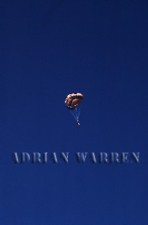 Parachuting, aerialballoon08.jpg 
214 x 325 JPEG-compressed image 
(8,244 bytes)