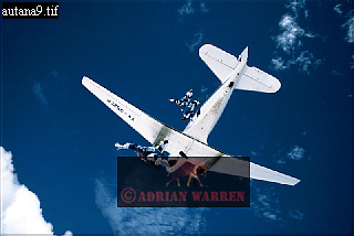 DC3, Skydiving, aerialballoon14.jpg 
320 x 214 compressed image 
(49,662 bytes)