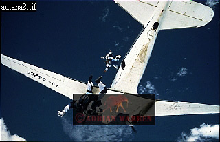 DC3, Skydiving, aerialballoon15.jpg 
320 x 206 compressed image 
(53,957 bytes)