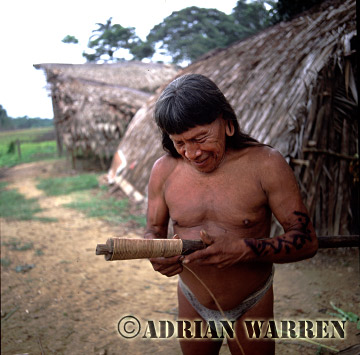 AW_Waorani1093, Waorani Indians : Caempaede making Blowgun