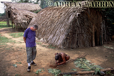 AW_Waorani1099, Waorani Indians : Jim Yost watching Caempaede making blowgun